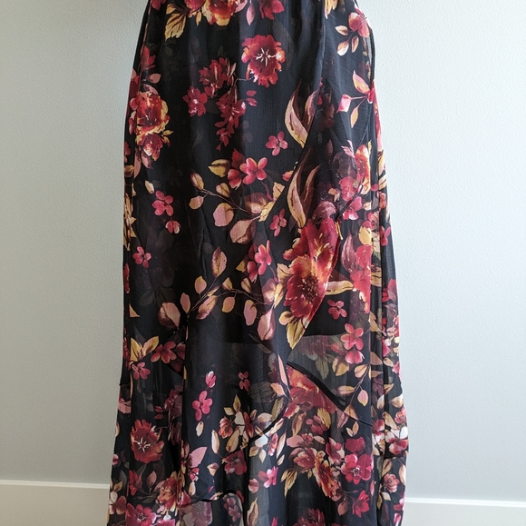 Threads & States maxi dress size small, black background with floral print - Picture 5 of 8